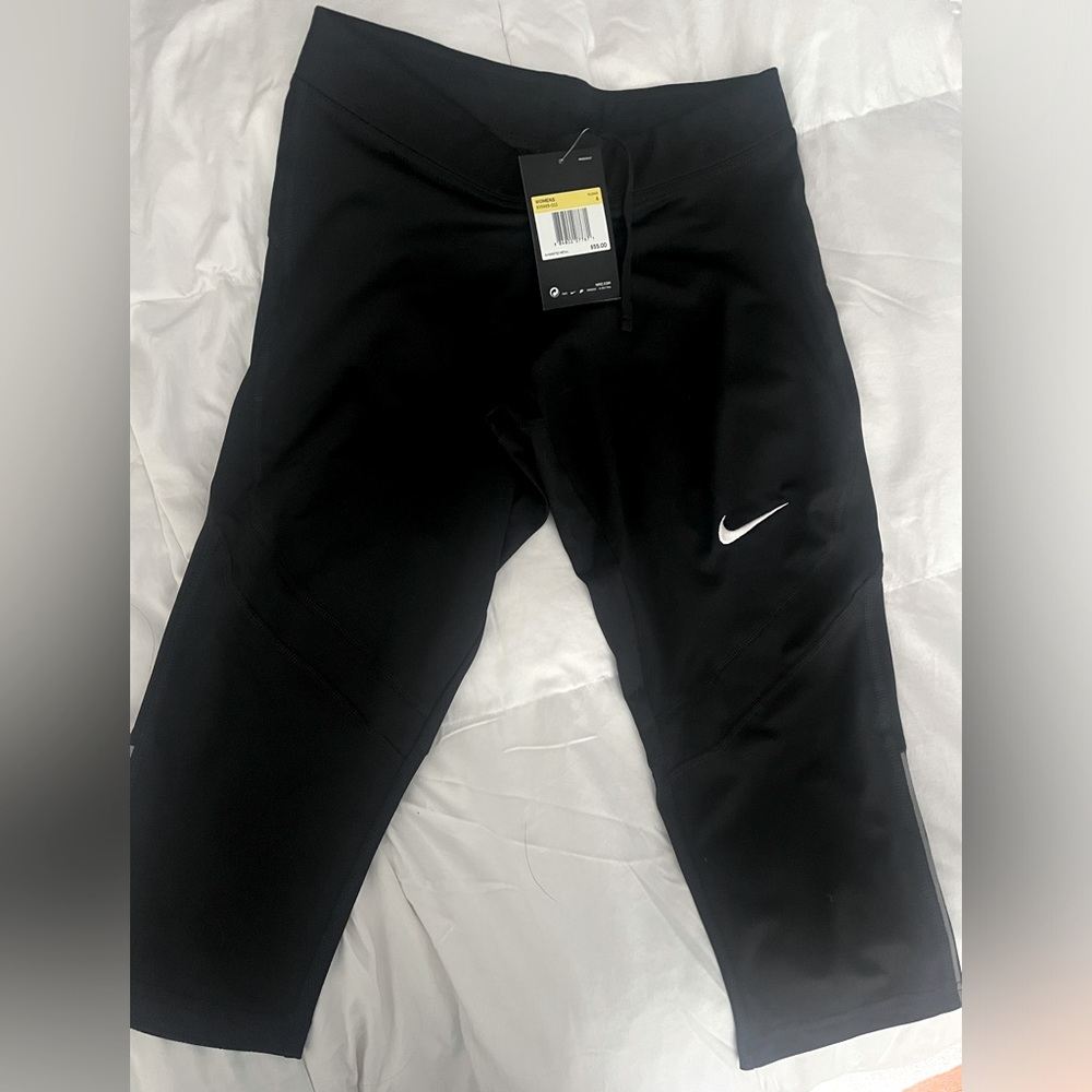 NWT Nike crop leggings size small